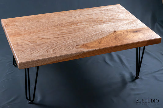 Mesa de centro artesanal de madera de Niangon con patas de horquilla industrial